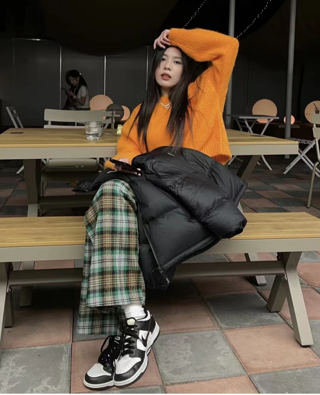 19冬羽绒服穿搭,韩款黑色羽绒服搭棕色长靴