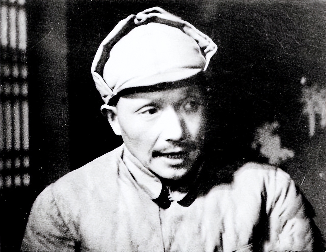 1994年春节，*小平邓**离开上海前对*菊黄**说：这是上海最后的机遇