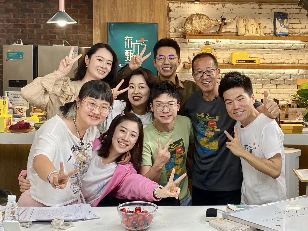 董宇辉7亿,董宇辉行走困难疑脚受伤