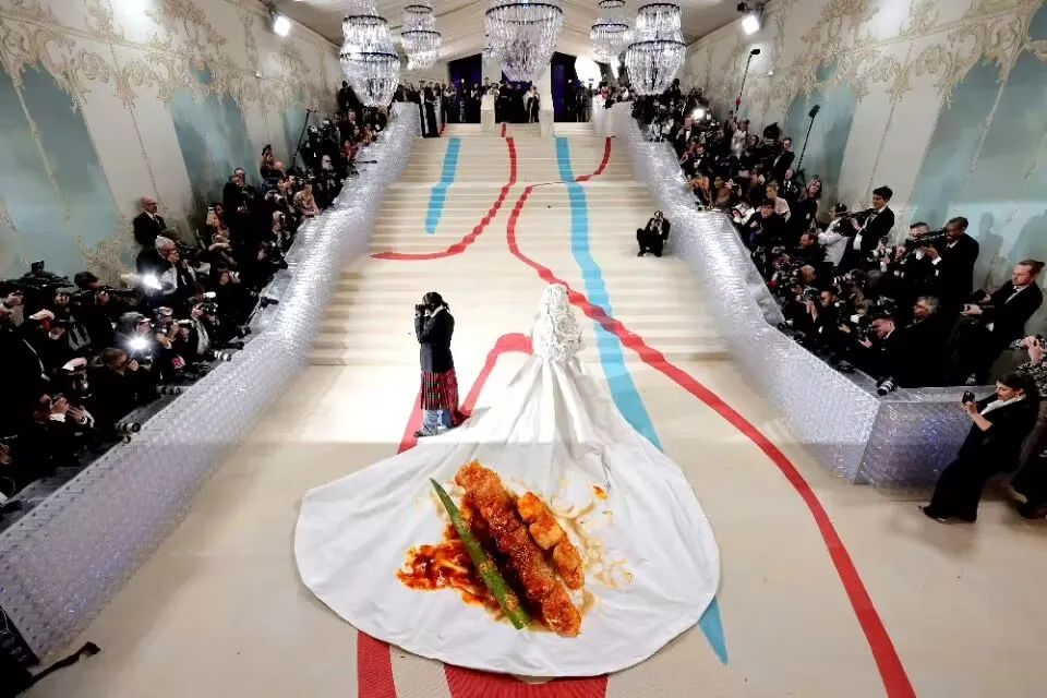 拖把头、海底生化人穿搭，美国这最受瞩目的一夜，如“群魔乱舞”