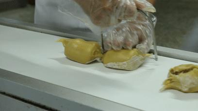 全自动月饼工厂流水线生产,一体化月饼生产线操作