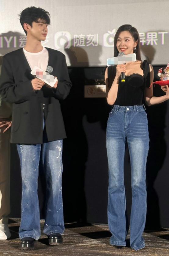 白敬亭穿白色背心抱宋轶,白敬亭宋轶穿同款衣服秀恩爱