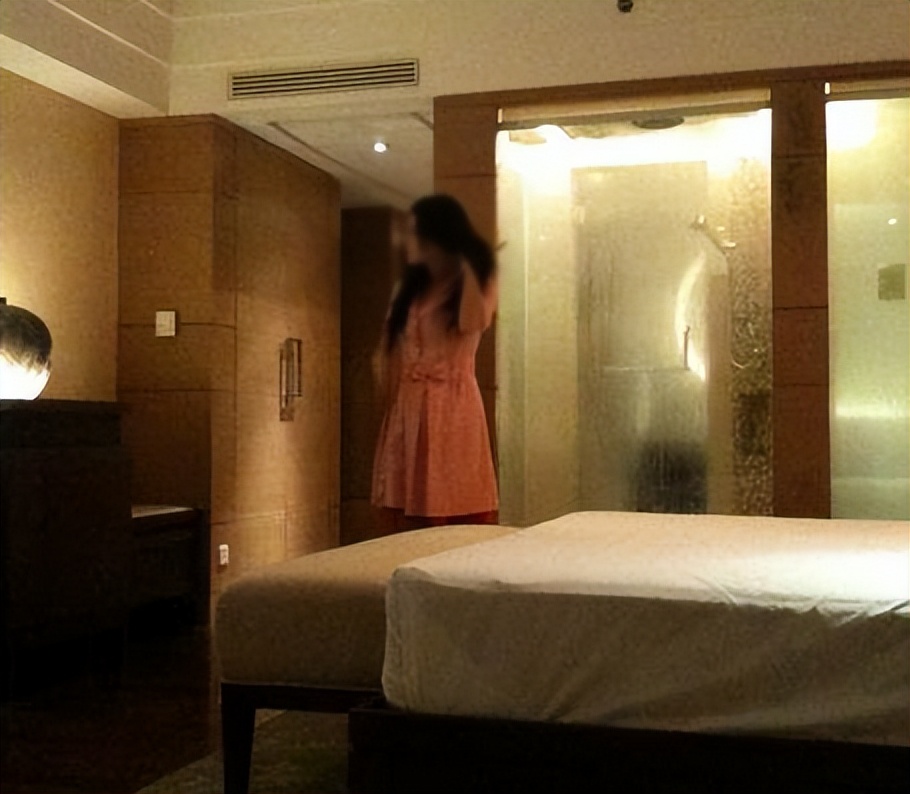 閰掑簵鎴块棿琚伔瑁呮憚鍍忓ご,閰掑簵闃插伔鎷嶅彂鐜板彲鐤戞憚鍍忓ご