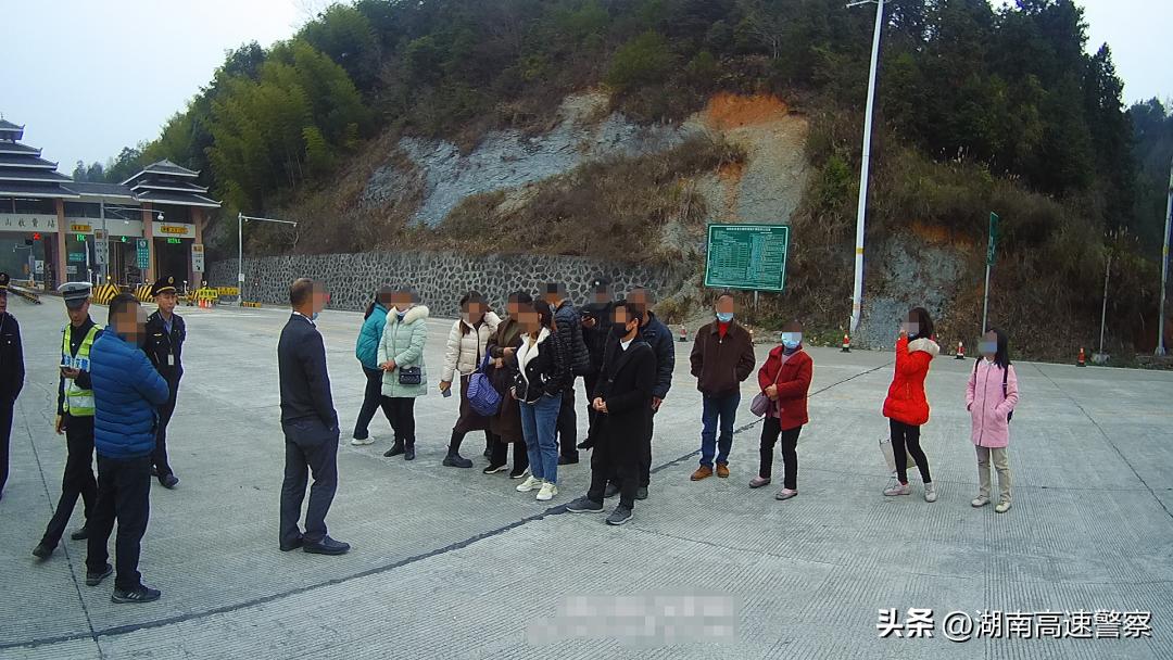 面包车超员20%以上被交警查获,9座面包车被查