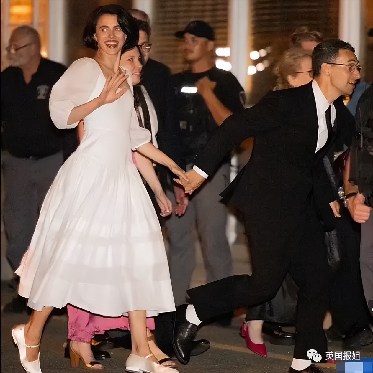 霉霉演唱会美国小姐开场自我介绍,霉霉与打雷姐现身超级碗