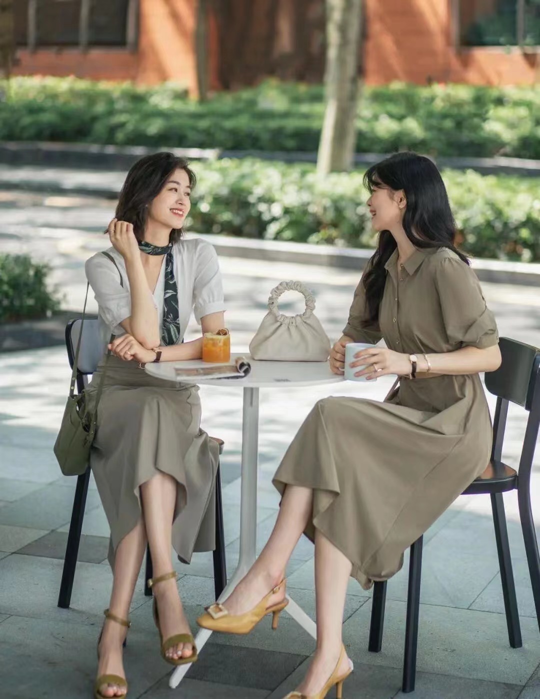 给闺蜜拍照仰拍技巧,姐妹拍照小技巧