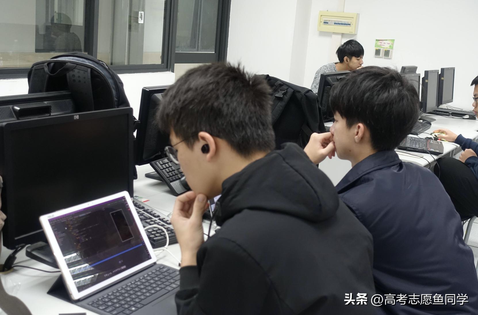 要谨慎报考的4个看似热门的专业,2022红牌专业和绿牌专业