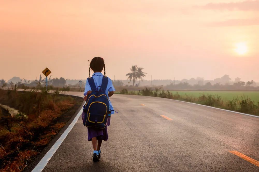 清洁工花三个月工资给孩子买手机,清洁工三个月工资买手机