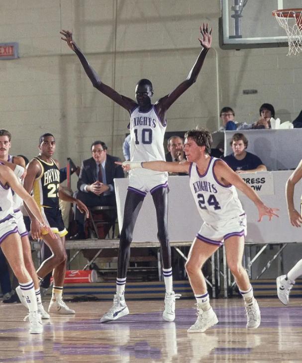 不看图片不敢相信！身高2米31波尔身材有多夸张？游泳像巨型水怪