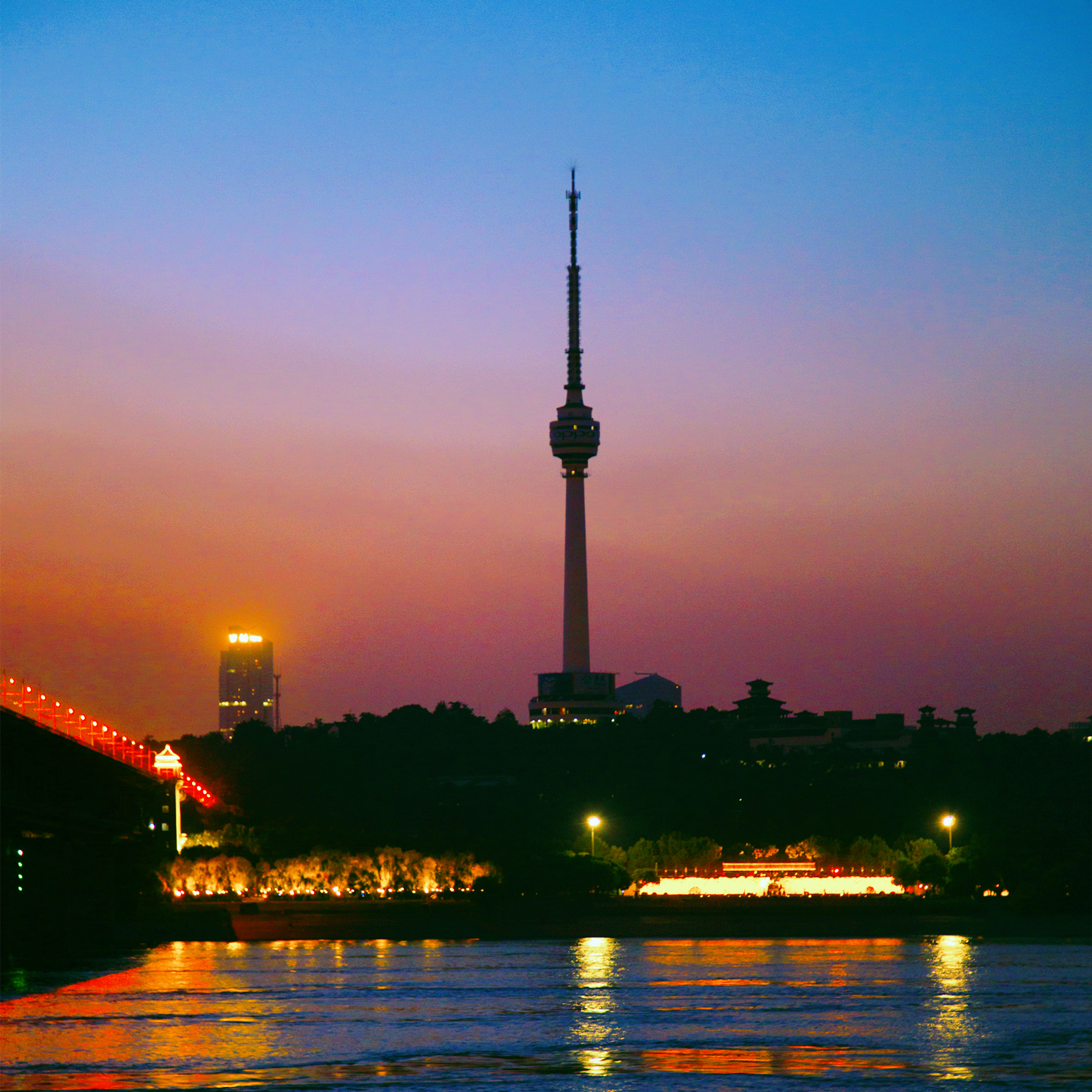 中国第一座广播电视塔,我国第一座电视塔