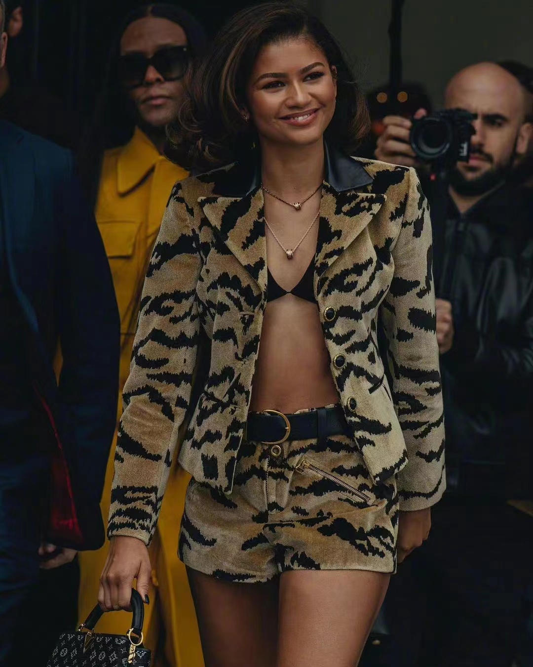 LV太不给面子！刘亦菲看秀位置偏周冬雨都找不到人，却独宠赞达亚