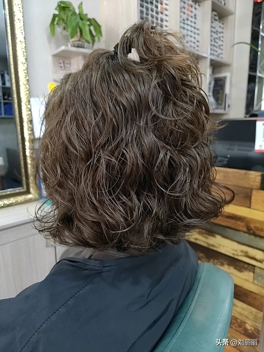 短发想留长发暂时烫什么发型好看,现在烫头发流行什么样的短发型