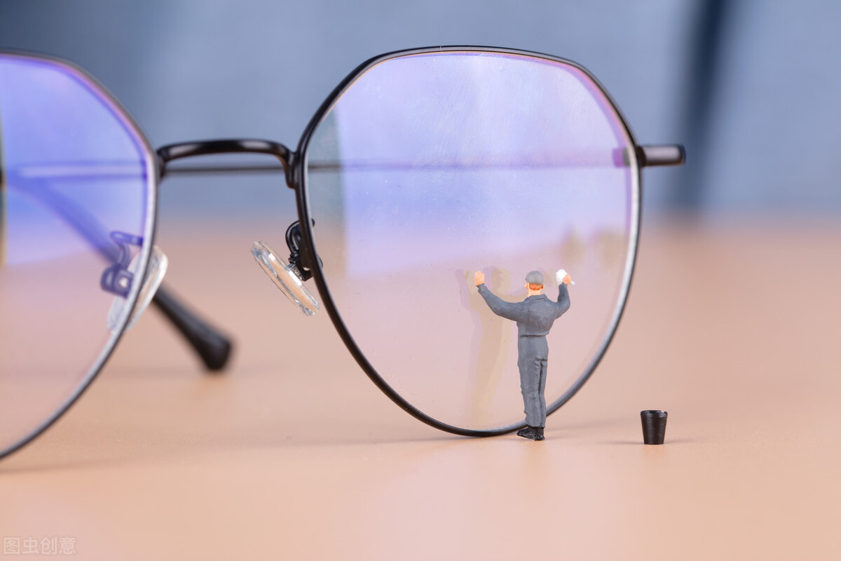 眼镜镜片有点划痕,眼镜镜片有刮痕