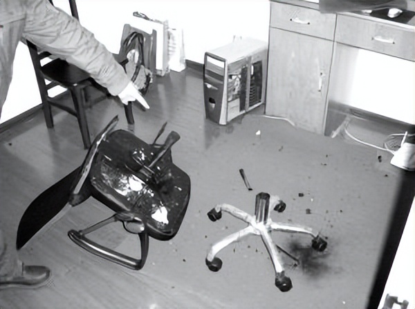 升降椅发生爆炸女子惨不忍睹,升降椅爆裂女子被弹飞