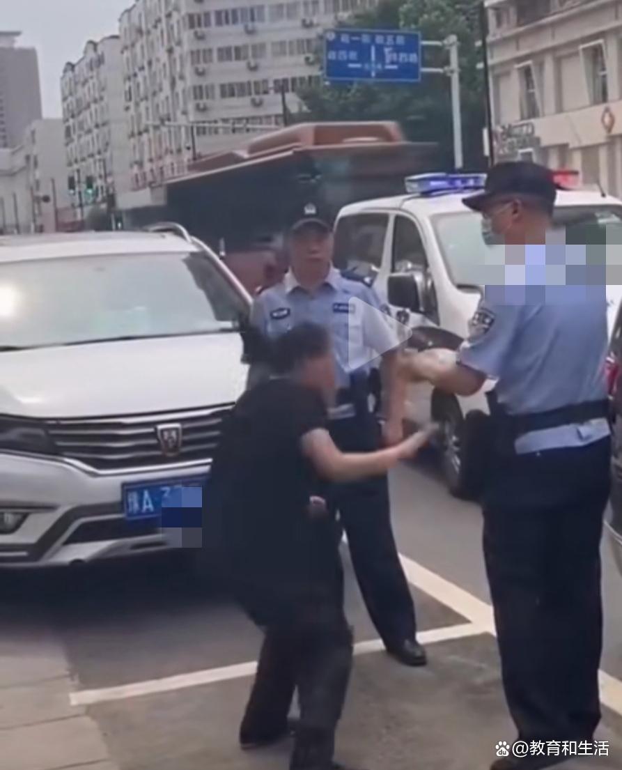 女子人肉占车位被警告后撒泼,女子人肉占车位民警多次劝告无果