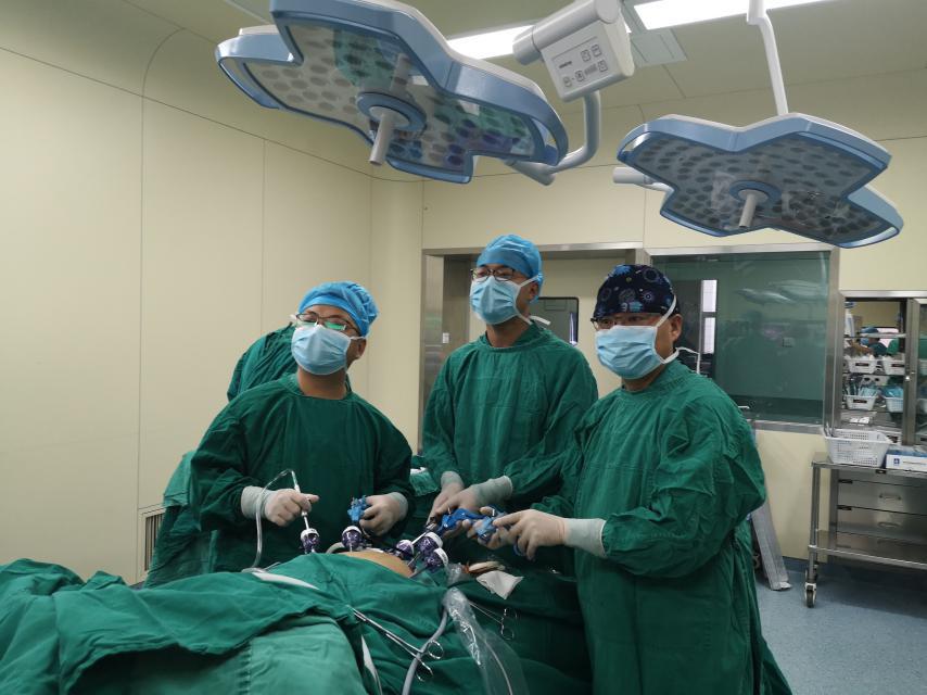 小儿胆总管囊肿开刀手术,腹腔镜胆总管结石手术打孔位置