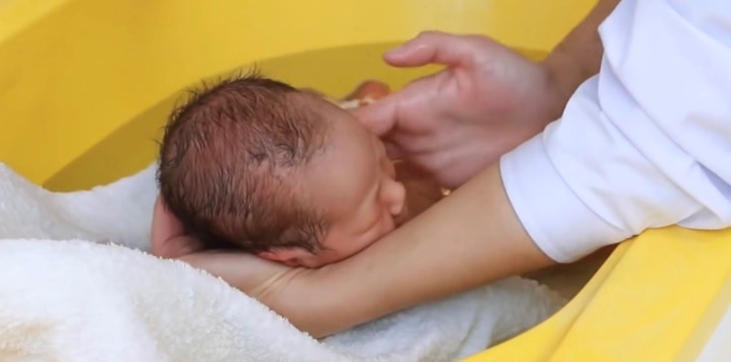 游泳馆婴儿洗澡的正确方法完整版,新生儿肚脐还未脱落如何正确洗澡