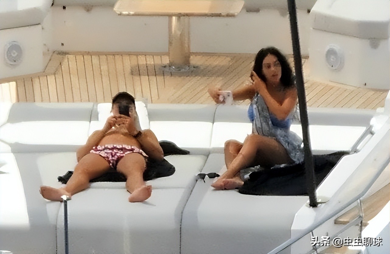 C罗一家7口人撒狗粮！4500万豪华游艇上踩单车拉莫斯推荐好去处