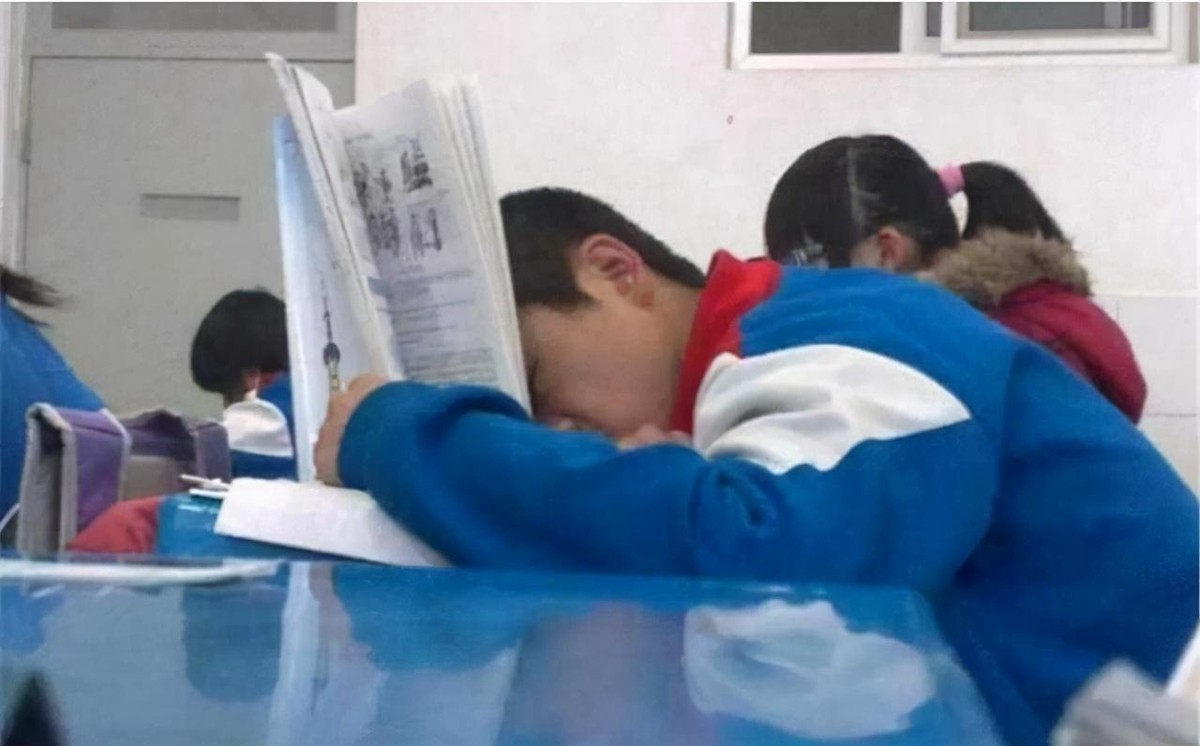 家长放养式教育对孩子有什么影响,别让哭穷式教育毁了你的孩子