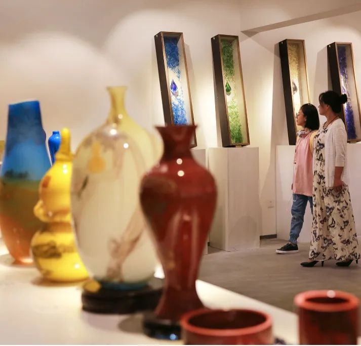 一位优雅的公主享用下午茶,一位优雅的公主正在享用下午茶