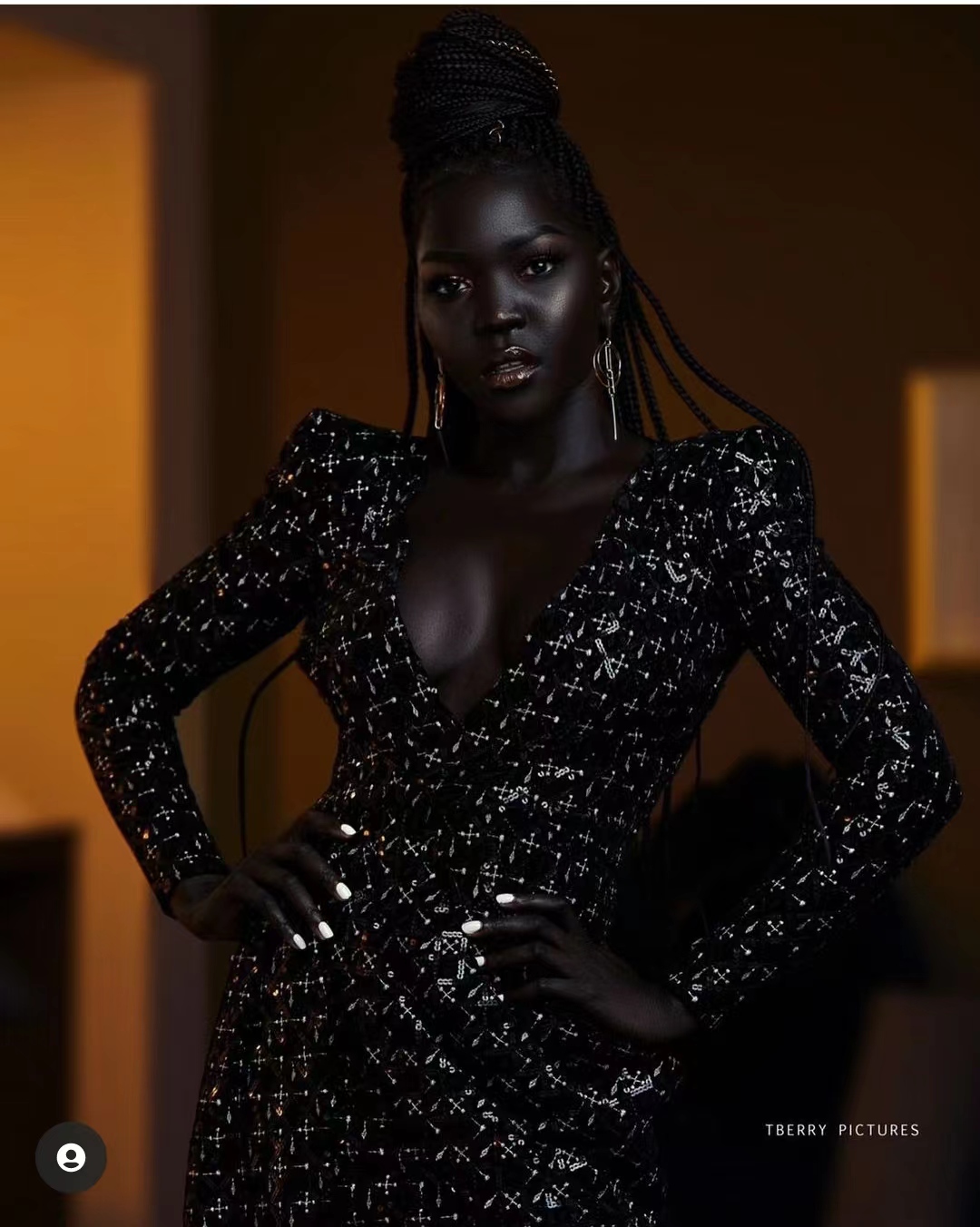 世界最黑模特：经历战乱、难民营，为何逃到美国后，她差点自杀？