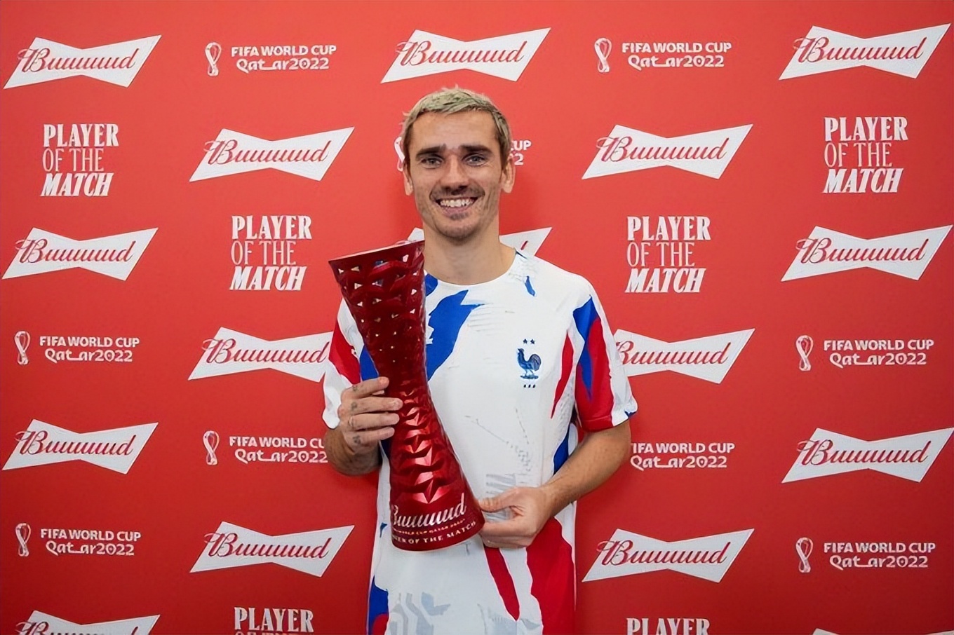 格列兹曼进球后示爱女友,格列兹曼示爱妻子