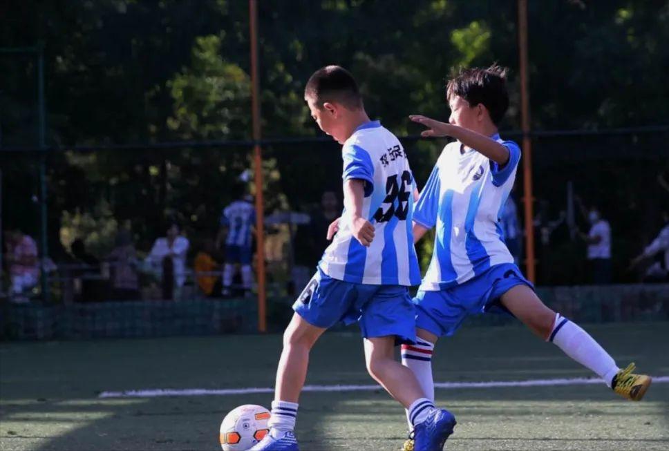 小孩练习足球,孩子练习足球基本功