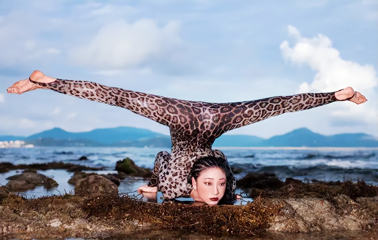 小姑娘柔术各种高难度动作,世界公认第一柔术美女