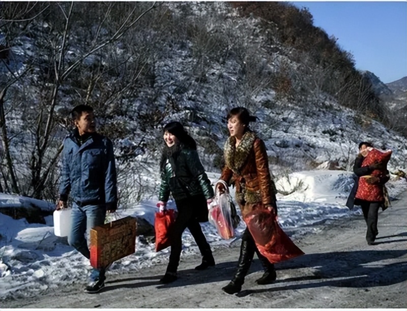 小伙月入过万，买双布鞋的钱还得靠偷，妻子直言：有前科才不给钱