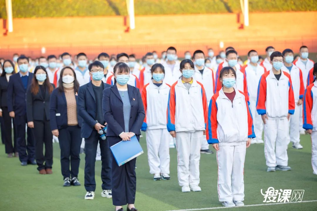 千名学生传递巨幅国旗,开学典礼百人传旗