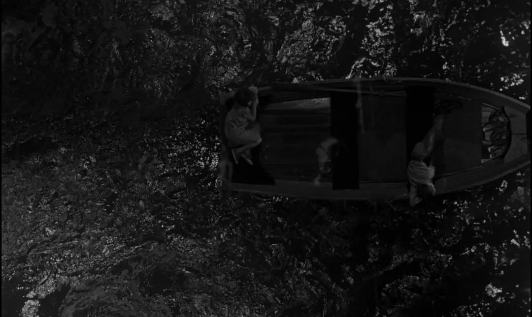 本将赃款藏在布娃娃里，黑心牧师为了钱杀害薇拉，并追杀兄妹俩