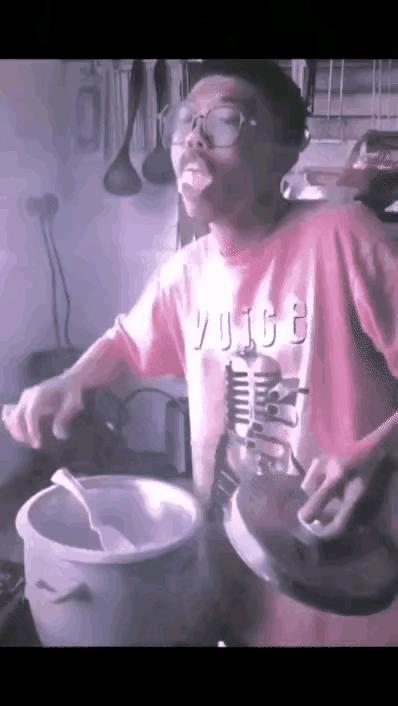 “老婆出差在宾馆给我发照片，桌子上那个是胶水吗？”哈哈哈哈