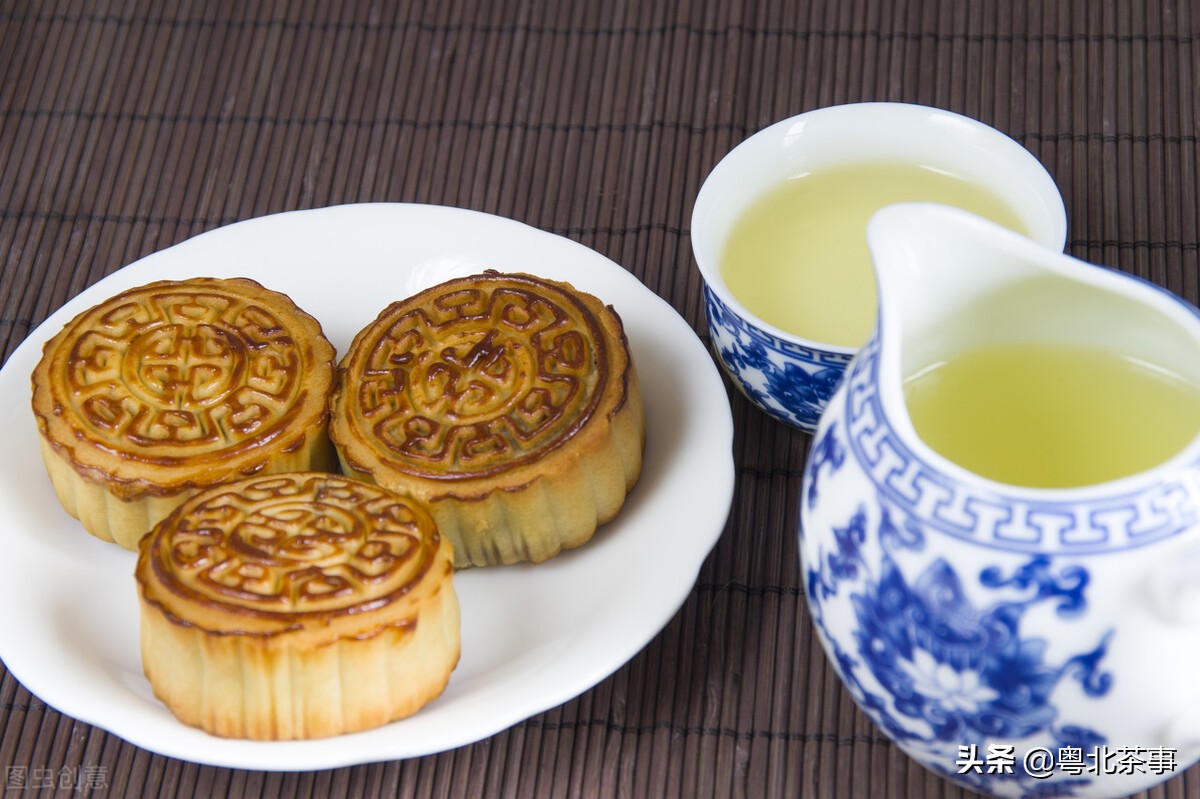 静静的喝茶是很惬意的事情,静静品茶慢慢聊天