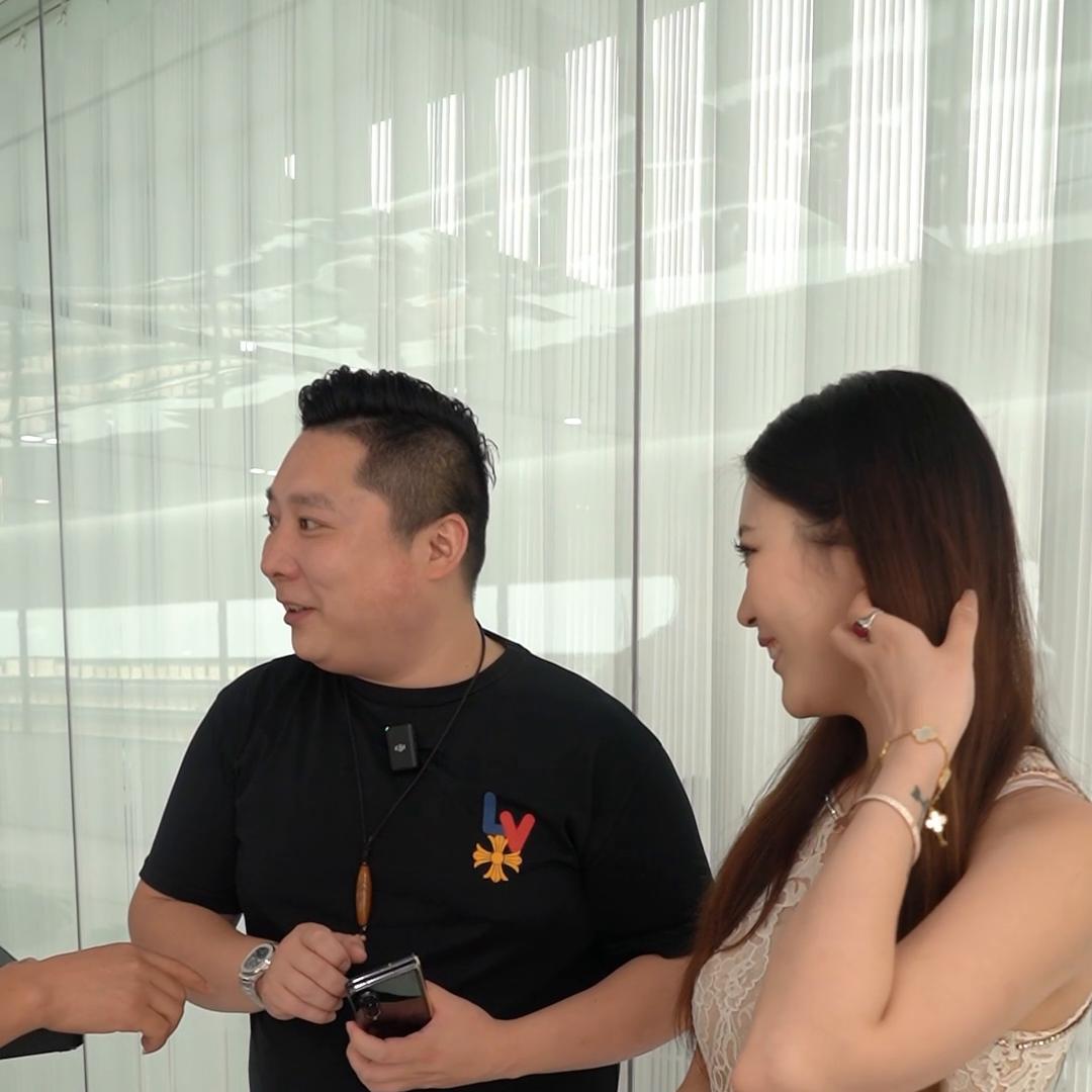 又和大G姐见面了，这也太巧了吧，不过美女这个酒是把...