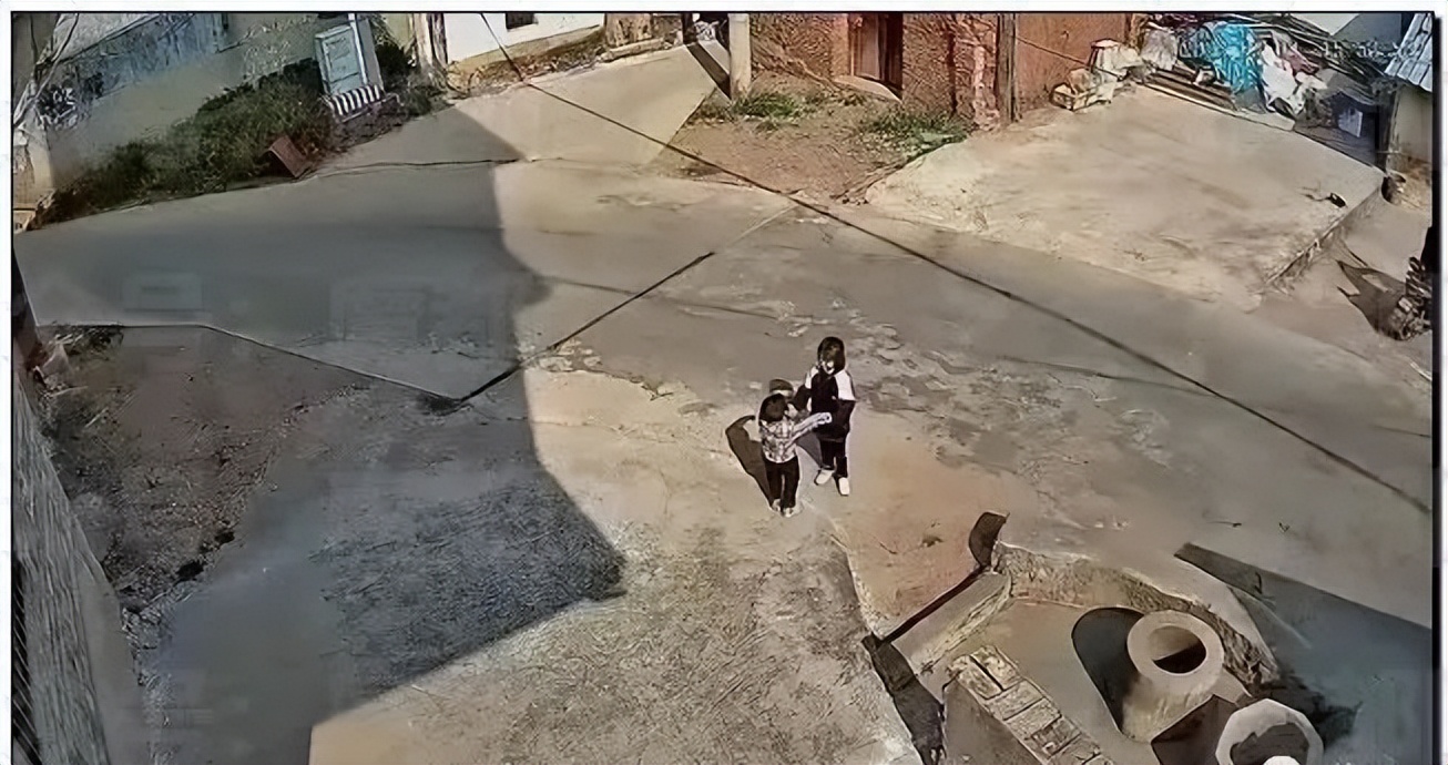 7岁女孩把4岁男童塞进深井,7岁女孩将4岁男童扔井里过程