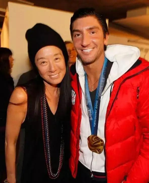 “时尚魔女”王薇薇：63岁离婚，与27岁小鲜肉热恋，她活成了女王