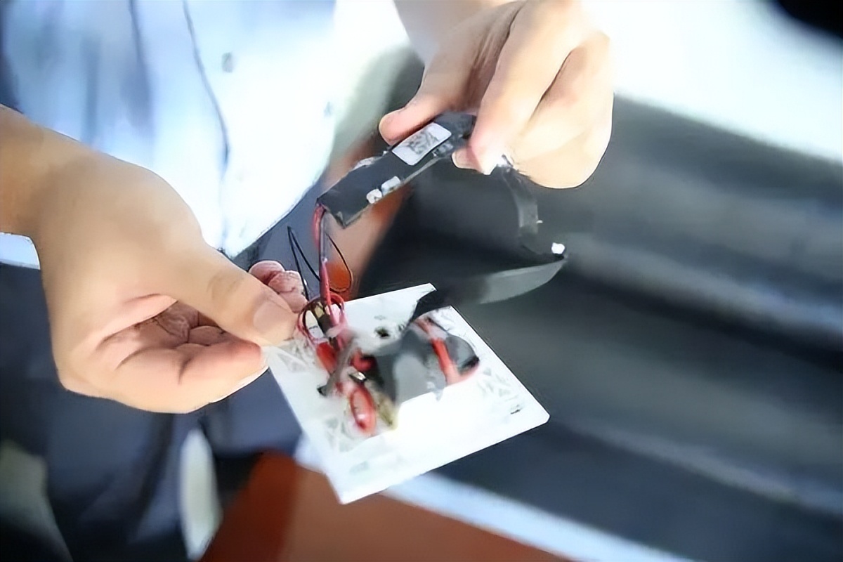 卸去所有的伪装,卸去眼中的伪装