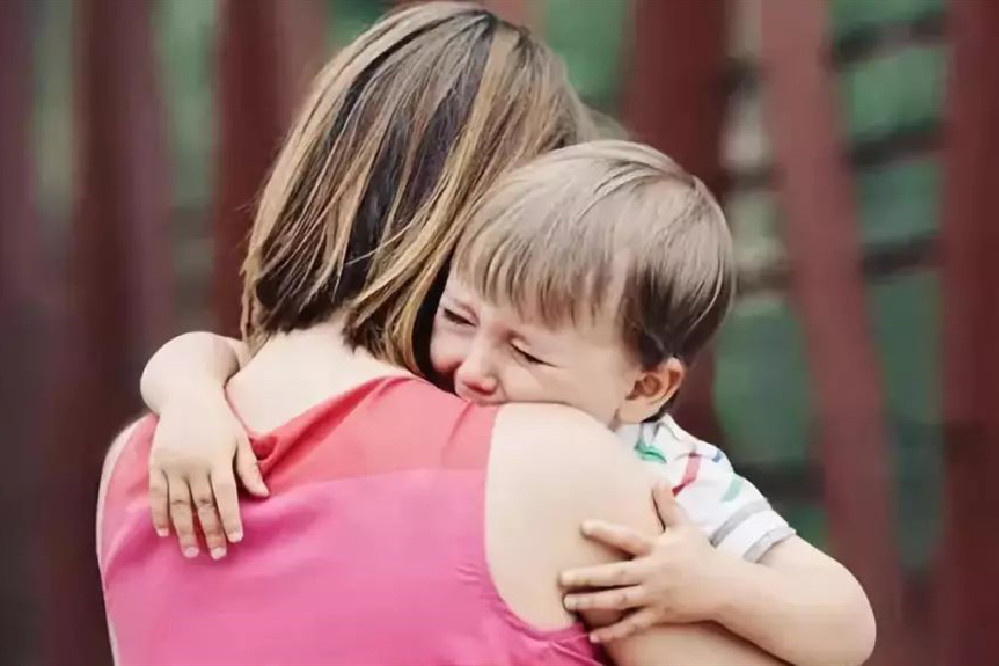 不上幼儿园?怕见陌生人?判断宝宝是否缺乏安全感,不能只看这些