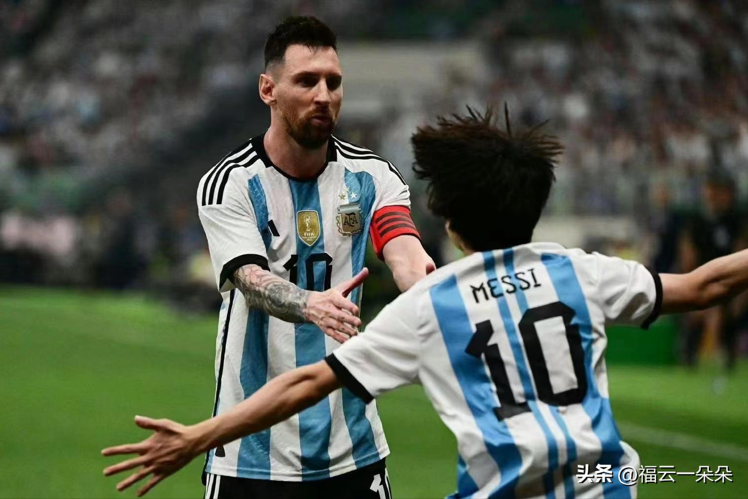 小伙冲进球场抱梅西处罚,闯赛场抱梅西小伙被拘