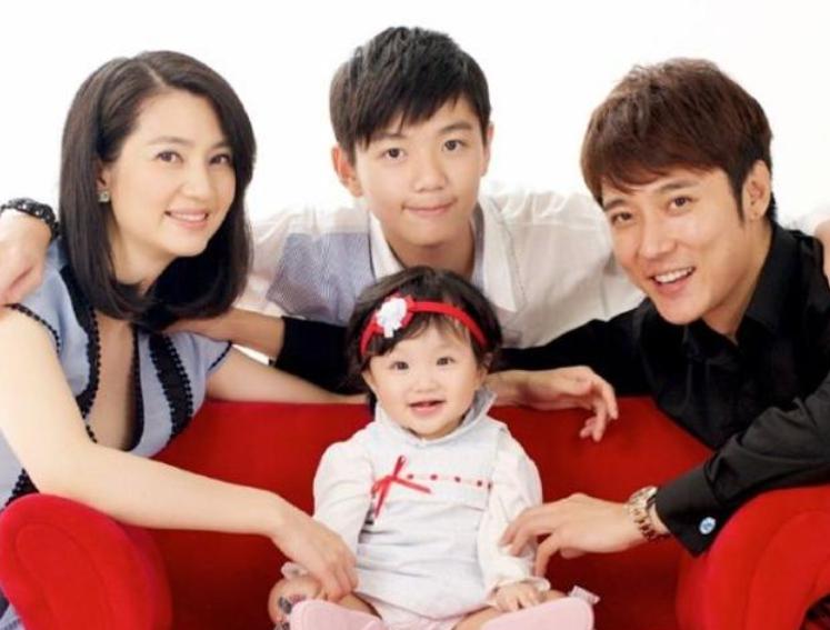 张丹峰洪欣风波后首次合体亮相,张丹峰怀柔拍戏