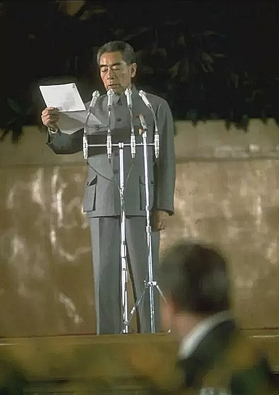 尼克松访华，中国租通讯卫星要花100万，周总理出高招令美国叹服