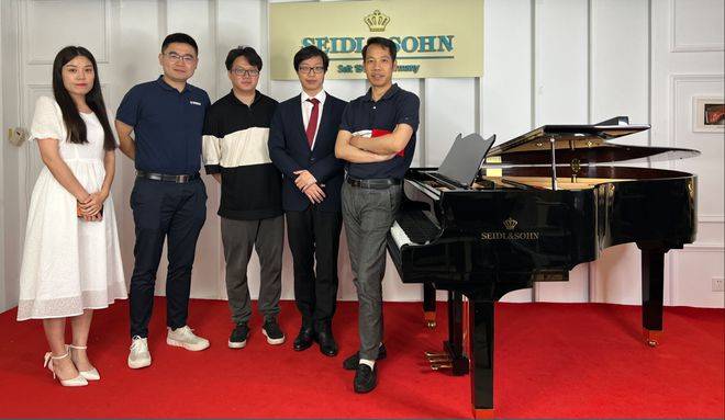 丁丁用琴联合清华经管EMBA17级北京校友会举办音乐专题讲座