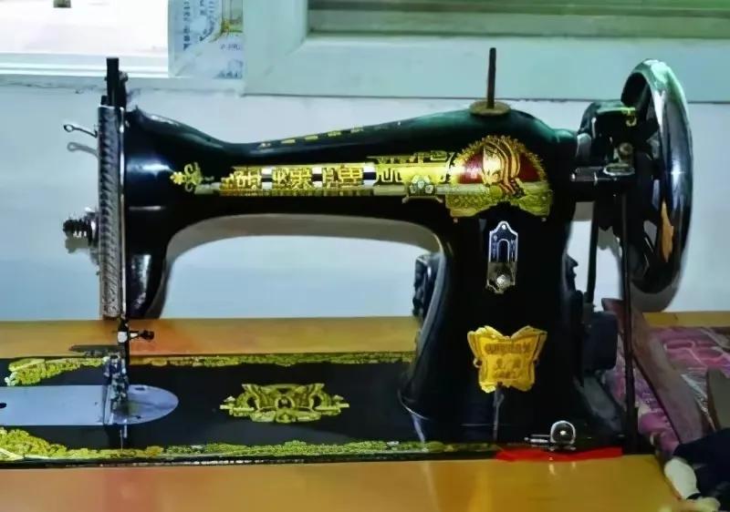 你可还记得黑白电视机上的彩色贴膜？回顾一些八九十年代生活用品