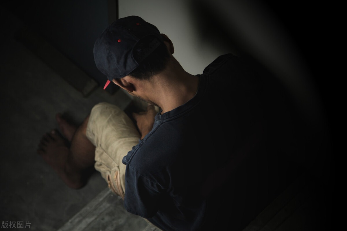 老公下班回家就玩游戏,老公下班回来就只顾玩手机