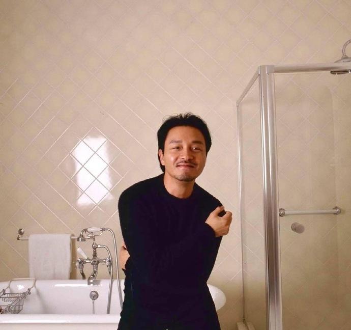 侵华日军老照片：女子自愿脱衣服让日本人拍摄，被拍下大尺度照片