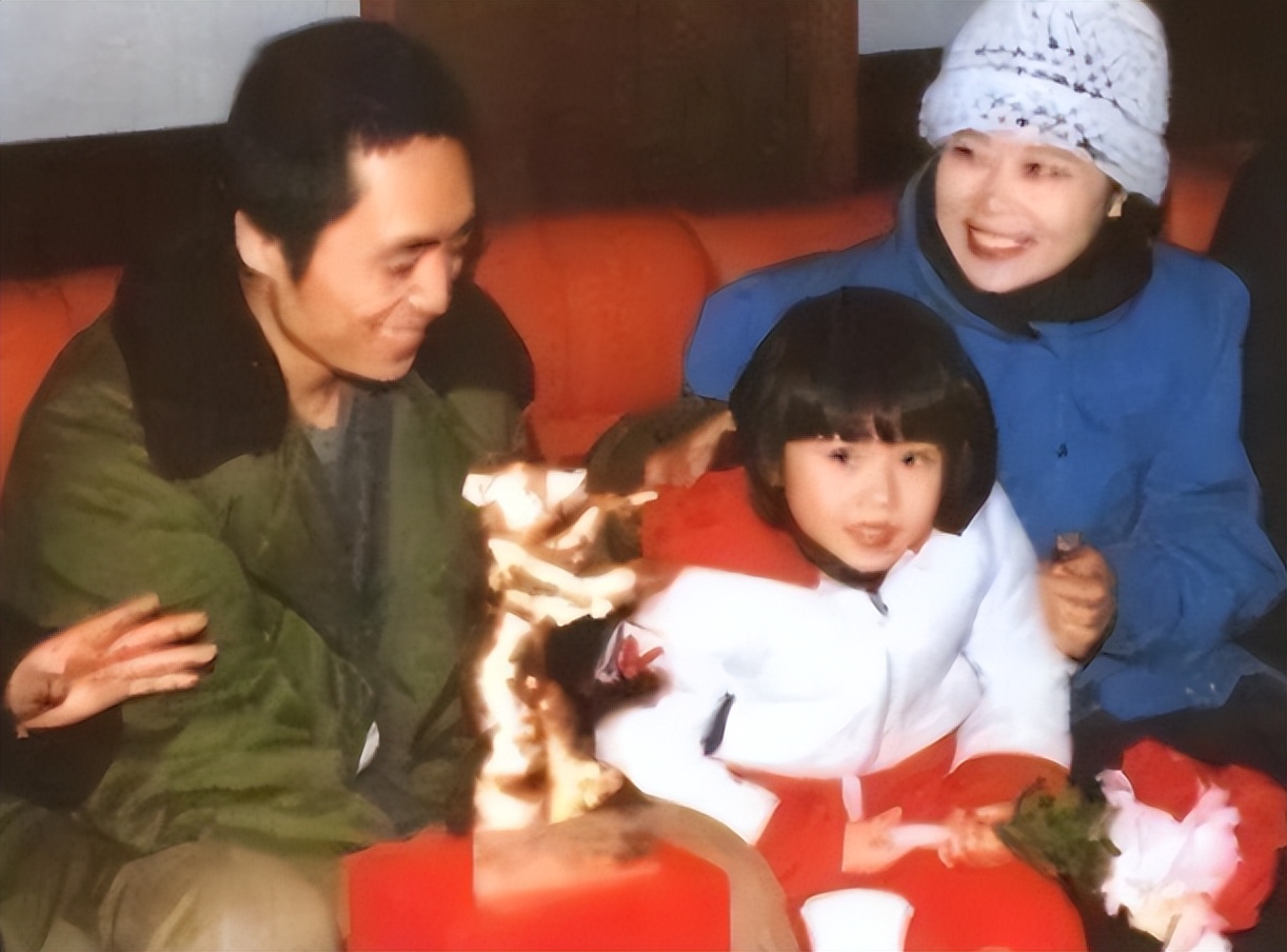 被亲爸张艺谋抛弃，公开点名巩俐毁她童年，张末都经历了什么？