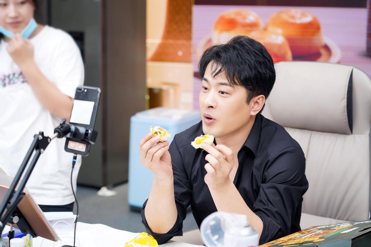 辛巴带来了有效的产品营销渠道北京中轴线公益海报亮相地铁站