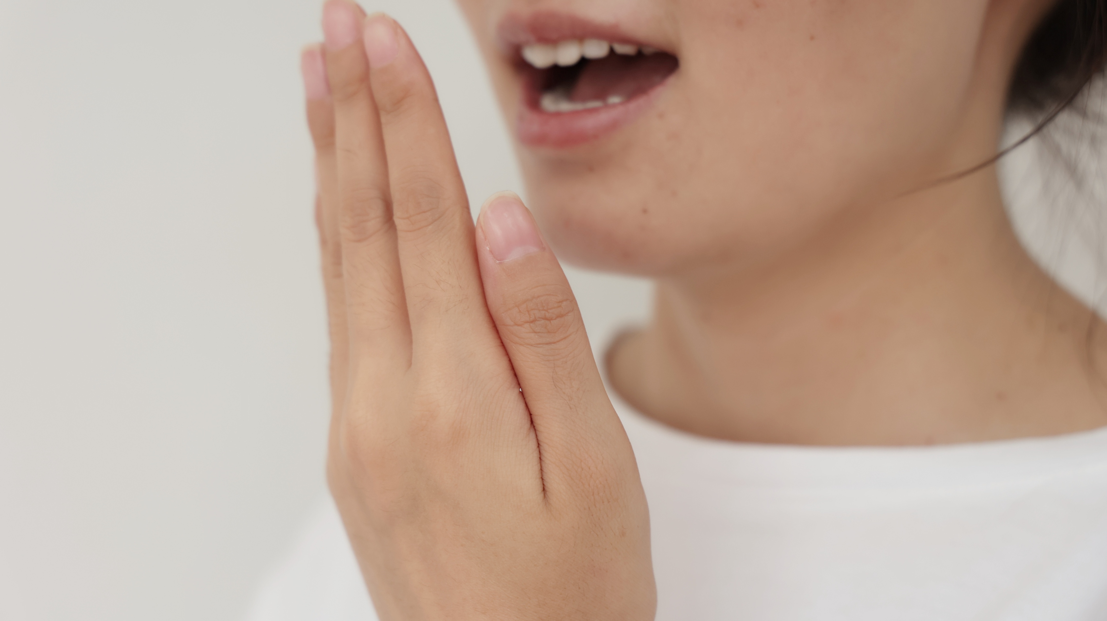 口中有难闻的气味是怎么回事,嘴巴里呼出的气味难闻是什么原因