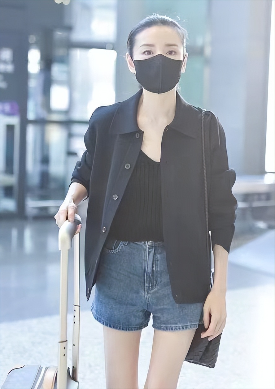 最新机场照董洁瘦到让人羡慕,董洁发福大腿粗