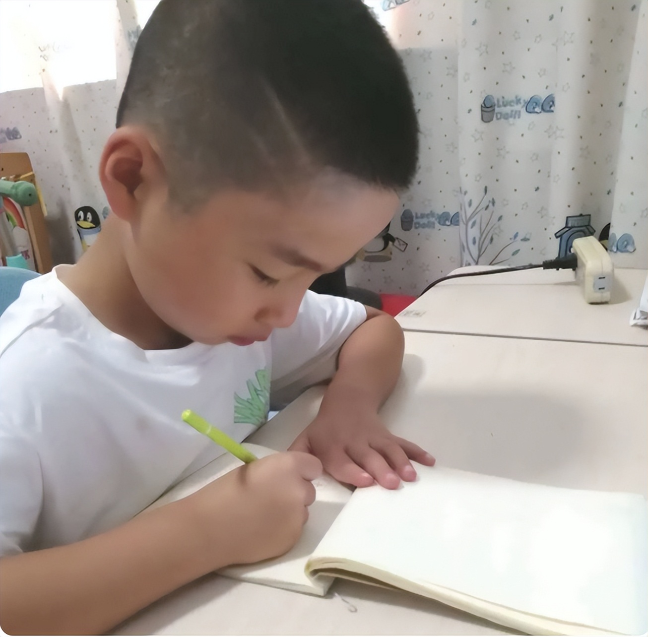 孩子写字不工整？语文老师分享2个方法，每天练10分钟写出漂亮字